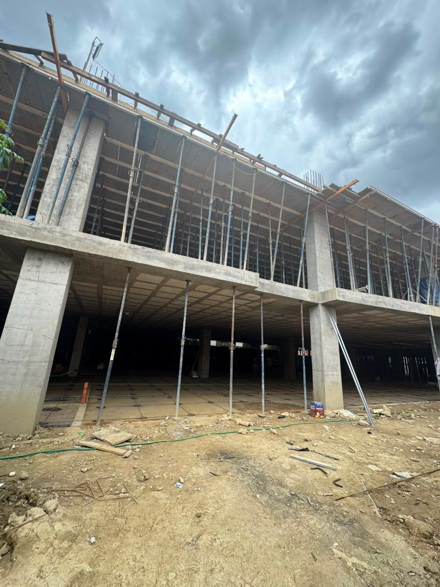 Edificio comercial en obra gruesa ejecutado por Constructora Olardu
