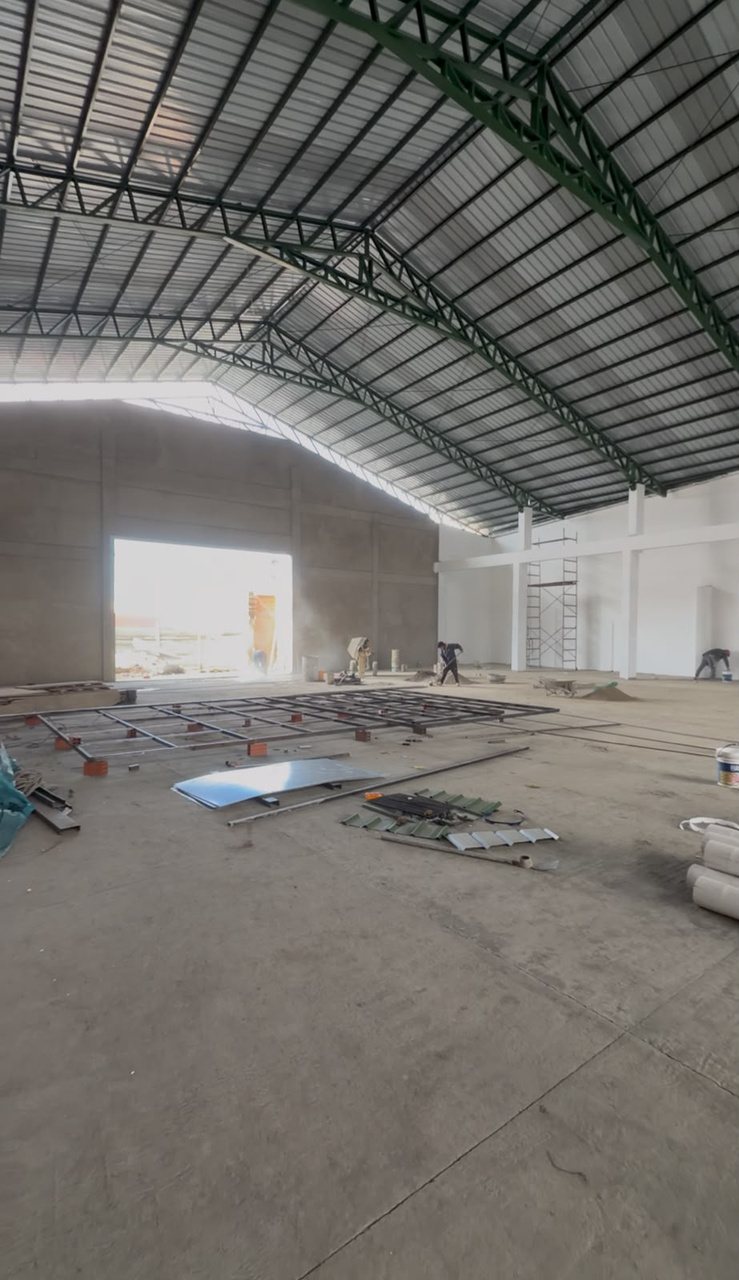 Nave industrial con cubierta curva construida por Constructora Olardu